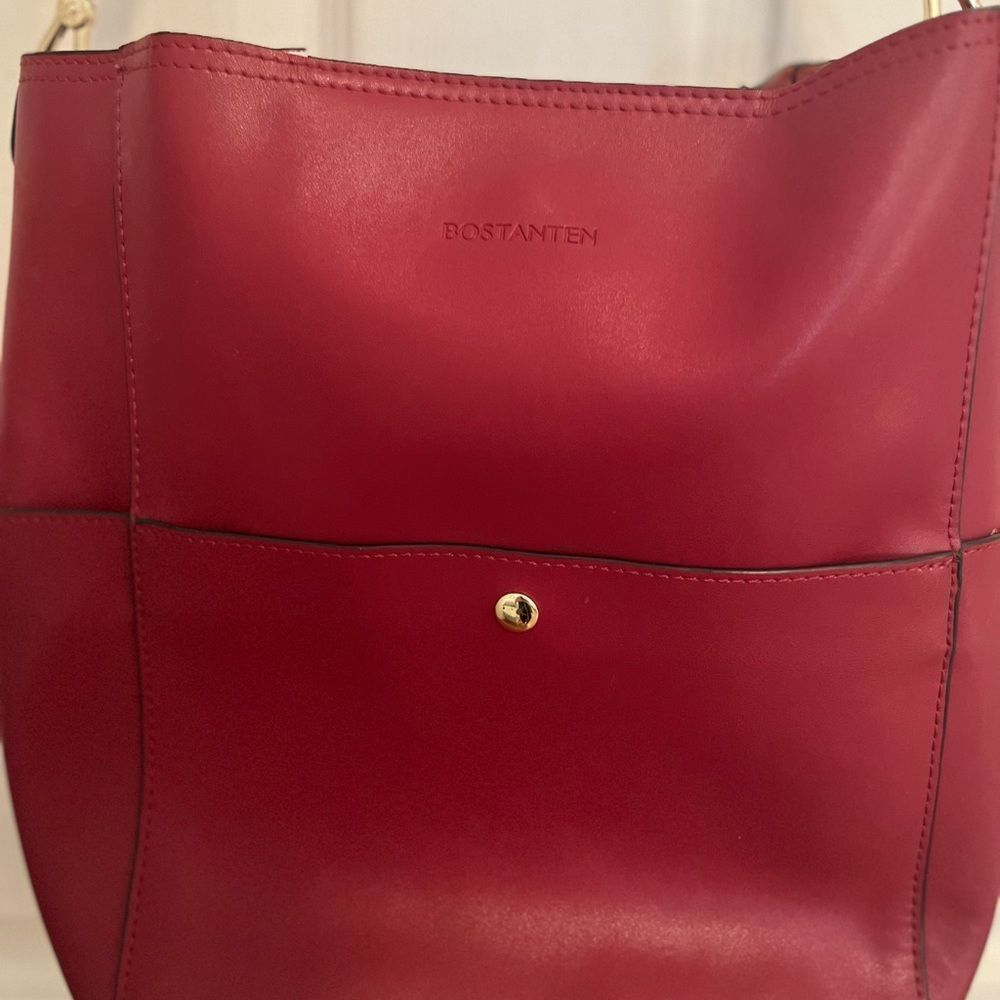 Bostonian Red Shoulder Bag with Structured Design